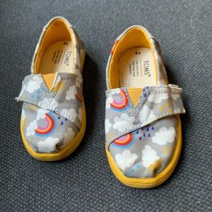Toms toddler size 6 shoes